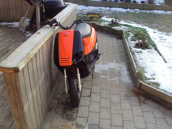 Piaggio ZIP  SOLGT - Forfra ;) mangler bare lige at få tonet blinklysene, kommer snart også baglygten  billede 7