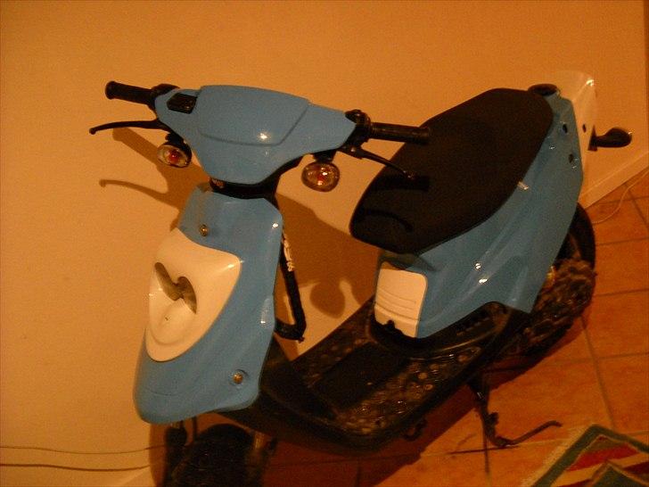 PGO hot 50 12" 3 eger R.I.P - scooter efter jeg skiftede de flækkede skjolde ud, de hvide bliver pink billede 2