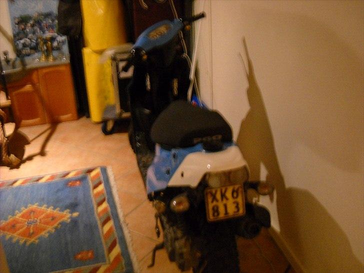 PGO hot 50 12" 3 eger R.I.P - scooter efter jeg skiftede de flækkede skjolde ud, de hvide bliver pink billede 3