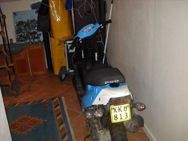 PGO hot 50 12" 3 eger R.I.P - scooter efter jeg skiftede de flækkede skjolde ud, de hvide bliver pink billede 4