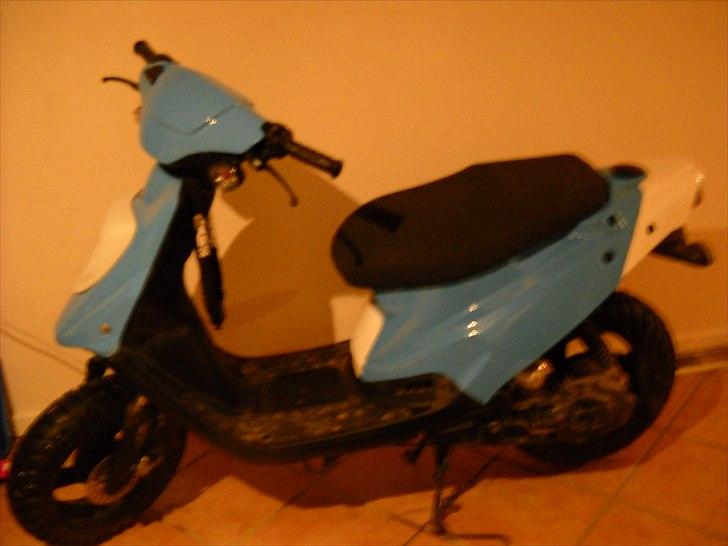 PGO hot 50 12" 3 eger R.I.P - scooter efter jeg skiftede de flækkede skjolde ud, de hvide bliver pink billede 5
