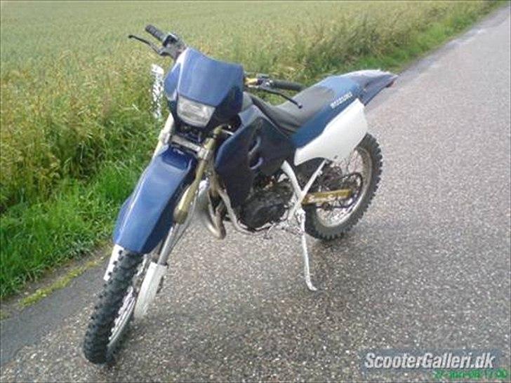 Suzuki Rmx [Tidl.Scooter] - BILLED LÅNT AF TIDELIGERE EJER (LIGE EFTER AT HAVE FÅET MALET SKJOLDENE) billede 2