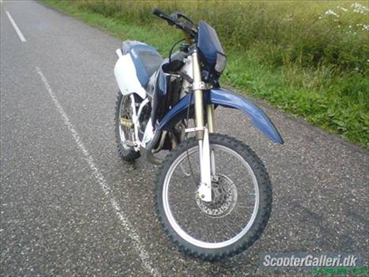 Suzuki Rmx [Tidl.Scooter] - BILLED LÅNT AF TIDELIGERE EJER (LIGE EFTER AT HAVE FÅET MALET SKJOLDENE) billede 3