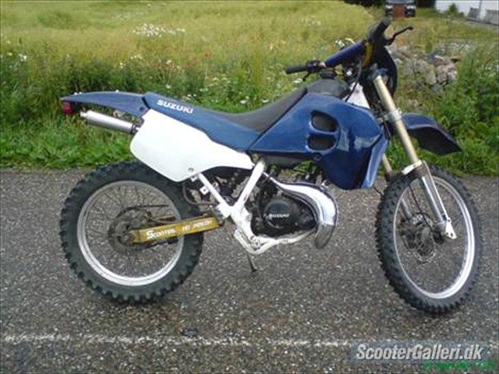 Suzuki Rmx [Tidl.Scooter] - BILLED LÅNT AF TIDELIGERE EJER (LIGE EFTER AT HAVE FÅET MALET SKJOLDENE) billede 4