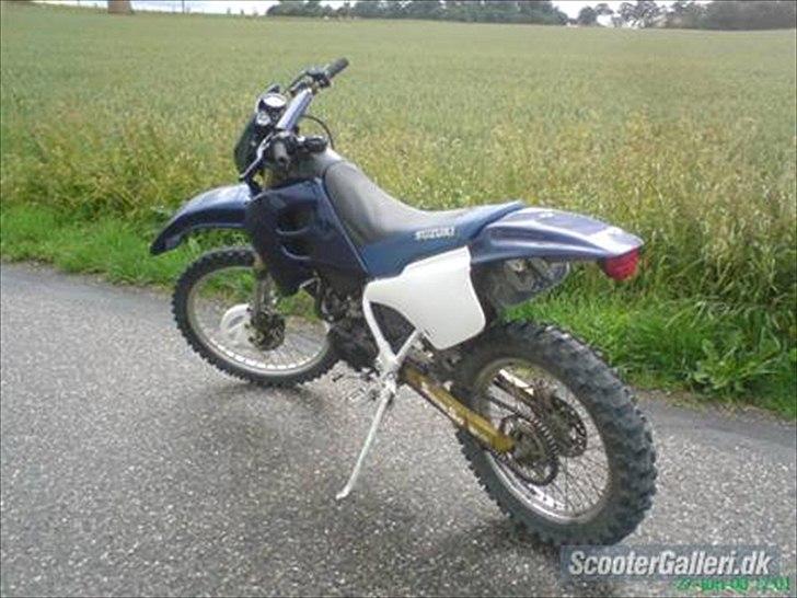 Suzuki Rmx [Tidl.Scooter] - BILLED LÅNT AF TIDELIGERE EJER (LIGE EFTER AT HAVE FÅET MALET SKJOLDENE) billede 5