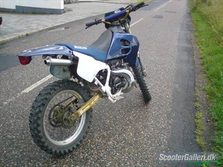 Suzuki Rmx [Tidl.Scooter] - BILLED LÅNT AF TIDELIGERE EJER (LIGE EFTER AT HAVE FÅET MALET SKJOLDENE) billede 6