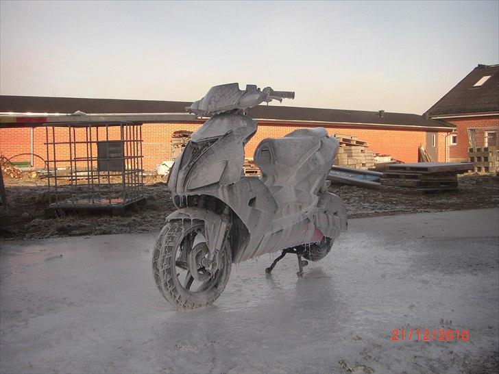 Aprilia SR50 New Factory R - Sådan et bette bad der, det er nu noget den godt kan lide :) billede 13