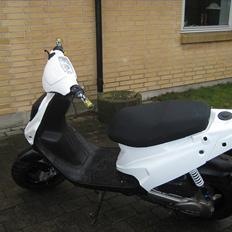 PGO Hot 50, sort/hvid "SOLGT"