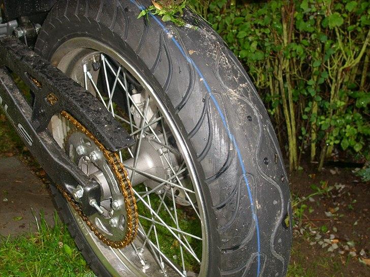 Derbi senda --TIL SALG-- - Det brede bagdæk giver rigtig godt vejgreb når man gasser op i sving! billede 3