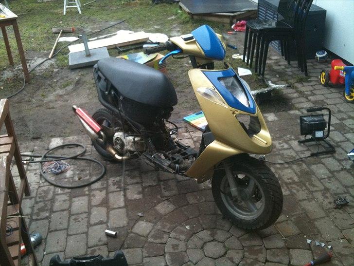 Aprilia Sonic Guld - Solgt - Da den var ½ færdig og med knæk på, som jeg synes larmede for meget billede 2