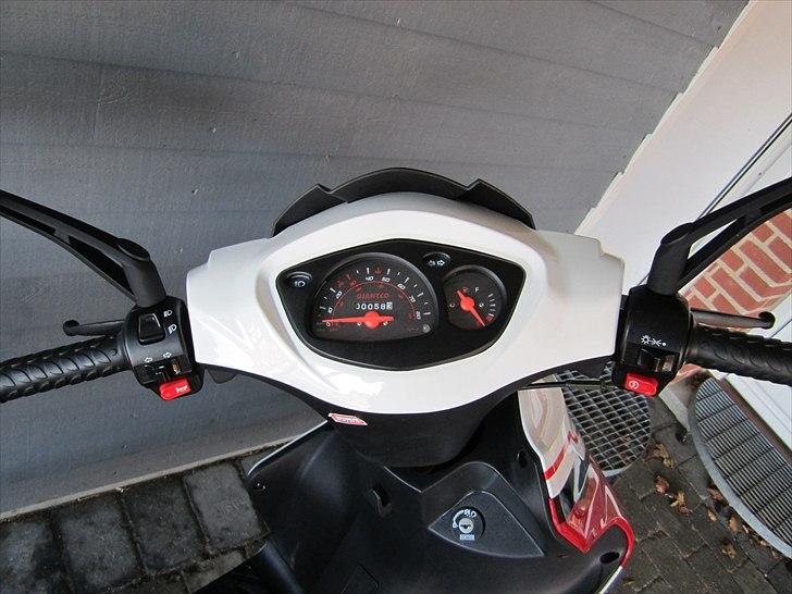 Giantco G-10 (45'er) -= SOLGT =- - Har fået Analog speedo på, da det digitale var LIDT for hårdt ved batteriet i "standby" billede 11