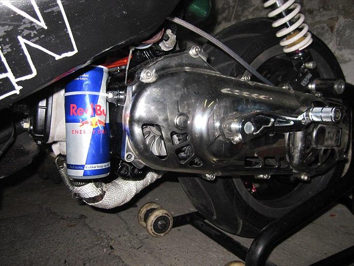 Yamaha Aerox (Piraten) - Så fik den også en fin overløbsdåse.. blev dog lidt krøllet under montering :P  billede 11