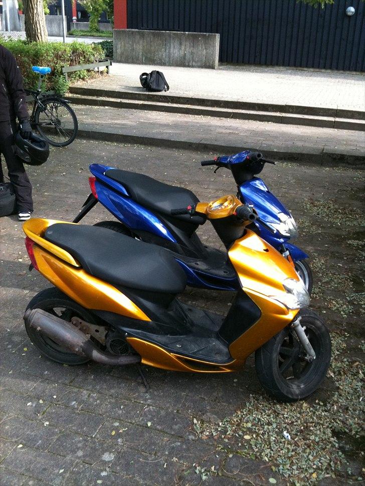 Yamaha Jog R - Min og en vens knallert foran gym billede 1