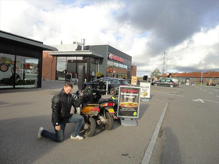 Yamaha Jog R - Foran Sunset Boulevard og Burger King i Ringsted billede 4