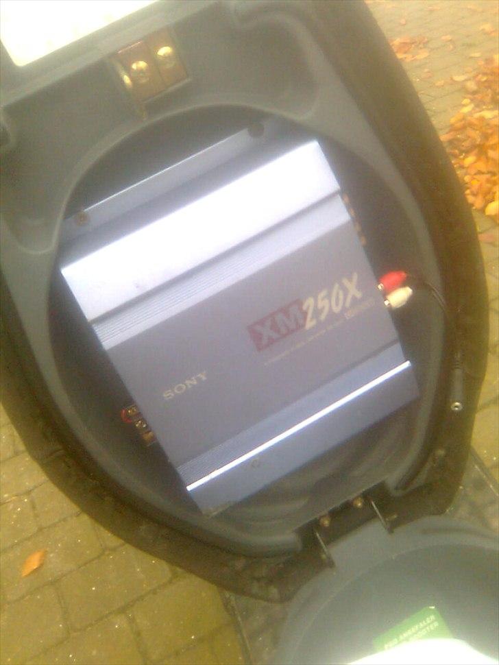 PGO Hot 50 (solgt) - ja scooter anlæg er der også, bare ikke på billedet der er det bare forstærkern. billede 3