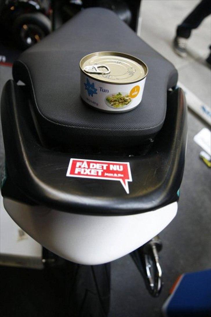 Yamaha Jog R - Aarhus stifttidende skriver "En rigtig knallert er naturligvis med tun. Selvom man er en drengerøv behøver man ikke være uden humor" billede 10