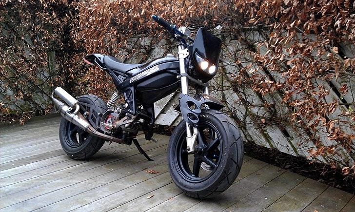 Suzuki Street Magic - SOLGT - Oooondskab! billede 1