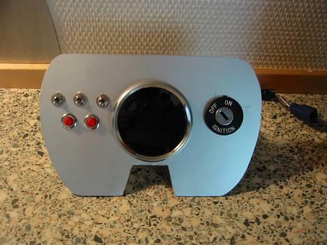 Suzuki Street Magic Ferrari Solg - Aluinstrumentbræt - Vippekontakter til LED-styling og en til førelys - Trykknapper til elstart og horn.. Tonet speedo med rød LED-belysning  billede 4