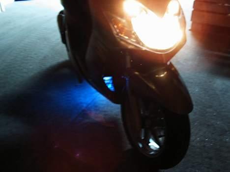 Yamaha Jog R **SOLGT** - Blåt neon lys under og igennem rillerne i forskærmen.. billede 6