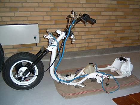 Yamaha Jog FS ( Solgt ) - Stellet med det blå ledningsnet.. Her kan man begynde at danne sig et helhedsindtryk..!! billede 2