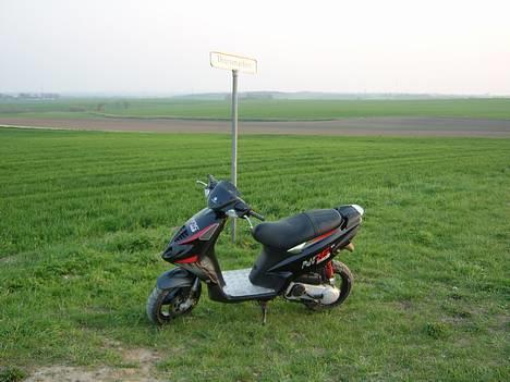 Piaggio NRG MC3 (SOLGT) - Jaaa.. I Baggrunden er vejen til randers.. Der skal vi ikk ind!! billede 5