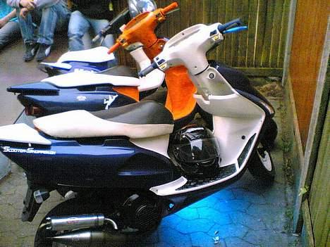 Honda sfx - Mit neon.. står sammen med Jalle og Mj´s scootere... er begge på sg.. billede 9