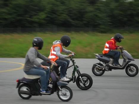 Aprilia Sonic [Solgt] - Mig og min fætter der ræser lidt til træffet i Hjørring. Mig der er længst væk. billede 16
