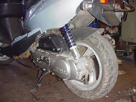 PGO Dr.Big (Solgt) - Koso kickstarter, chrom gearolie skrue, og blå og chrom støddæmper. billede 4