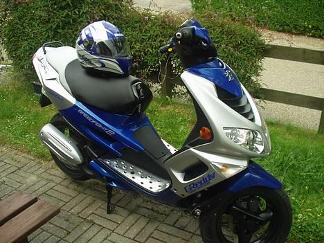 Peugeot speedfight 2 ac - ¤nyt¤ fået helt nye skjolde og dele efter den blev total smadret og nye klistermærker billede 1