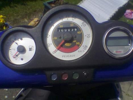 Peugeot speedfight 2 ac - det lækrer speedometer + omdrejningstæller til højre :P så kører det!! billede 3