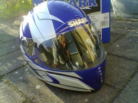 Peugeot speedfight 2 ac - self. passer hjelmen til scooteren.. :P "SHARK" billede 5