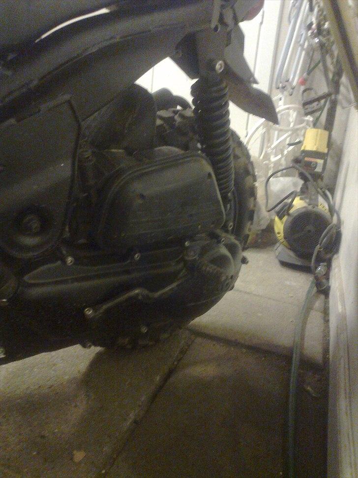 PGO dr big - alt er sort, selv motor billede 9