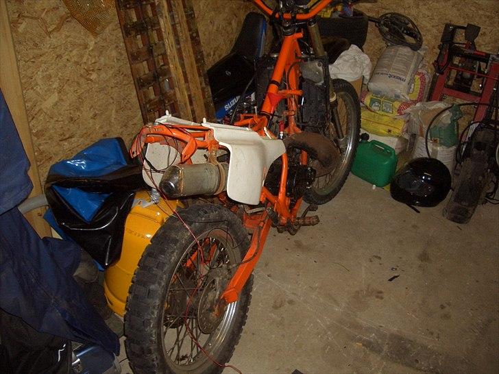 Suzuki rmx UNDER OMBYGNING - Billedet af rmxén her, er da jeg og min gode gamle far er ved at lave nyt ledningsnet :-D billede 4