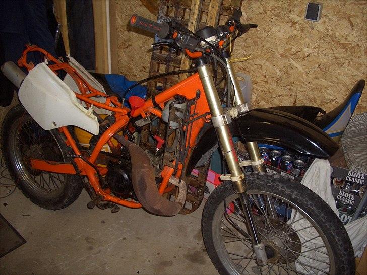 Suzuki rmx UNDER OMBYGNING - Billedet af rmxén her, er da jeg og min gode gamle far er ved at lave nyt ledningsnet :-D billede 5