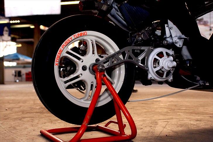 Yamaha Jog RR DD BE70 - Udfræst Benelli 491 fælge. Pitstanden er monteret på en speciallavet spacer til gearingsakslen :) billede 7