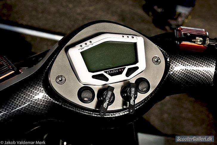 Yamaha Jog RR DD BE70 - Fra venstre: On/off-knap til motoren (dødmandskontakt), sædeåbner, choker, on/off-knap til speedometer billede 9