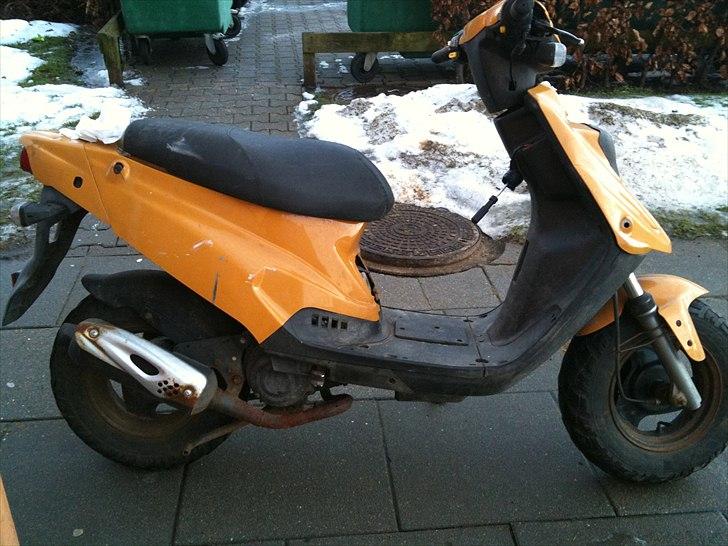 PGO Hot 50 Postscooter!:D FØR,,,, - Dan jeg byttede med min miniscooter stod den som det der billede (: billede 1