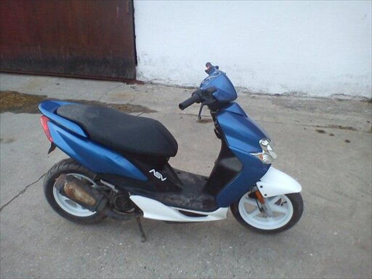 Yamaha jog r byttet til en hot billede 2
