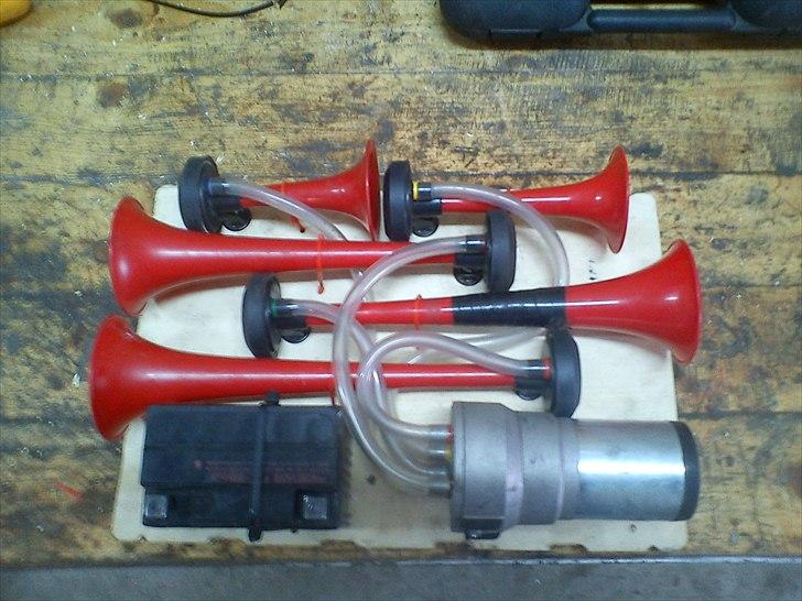 Puch Maxi KL *solgt* - Det 5-tonede horn, der er lavet til mælkekassen (-: Mangler kun et låg nu og blive sat til batteriet (; billede 7