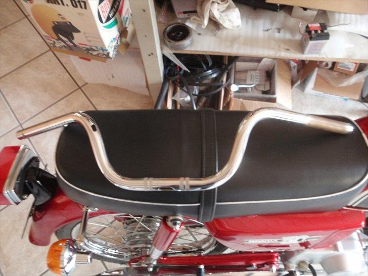 Honda Cd50k1 - Så kom der et nyt originalt højt styr, det går langsomt fremad. billede 8