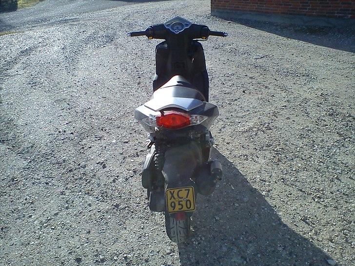 Peugeot Speedfight 3 - Min Speedfight 3´er bagfra / som i kan se har den tidligere ejer flyttet på nummerpladen.., jeg tor jeg laver den om igen :-D billede 6