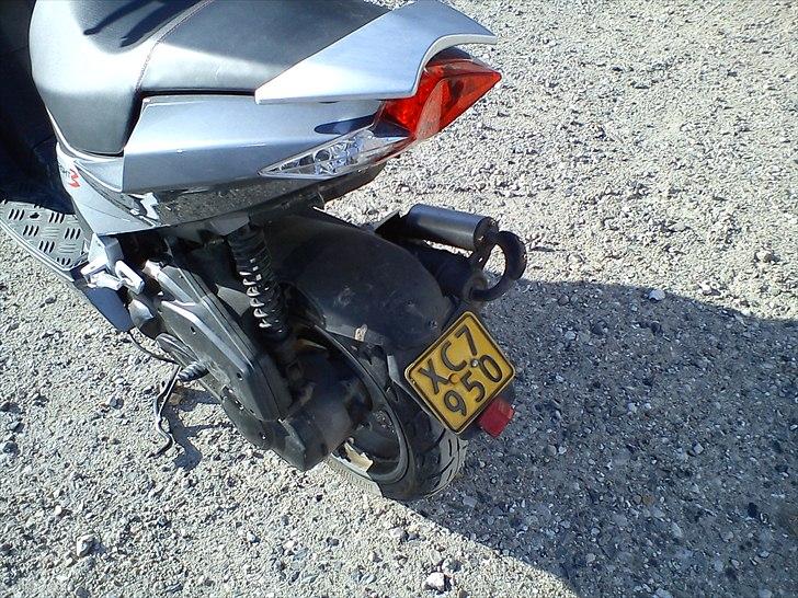 Peugeot Speedfight 3 - Min Speedfight 3´er bagfra / som i kan se har den tidligere ejer flyttet på nummerpladen.., jeg tor jeg laver den om igen :-D billede 7