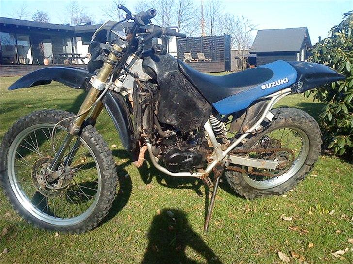 Suzuki RMX - Den er tudegrim, men det kan der vel laves om på;) billede 2