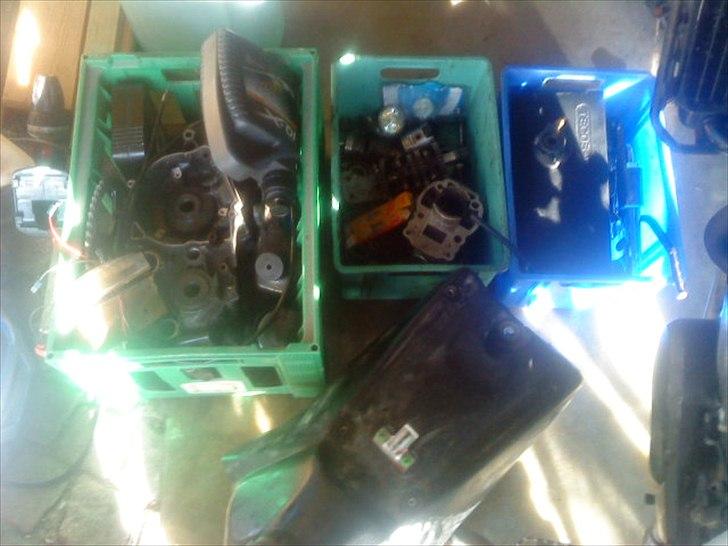 Suzuki RMX - 3 Kasser med reservedele billede 13