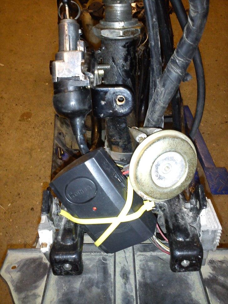 Yamaha Jog AS Metalgul (SOLGT) - Alarmen som er stripset fast  billede 9