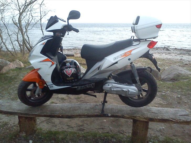 Exactly 50 solgt billede 6