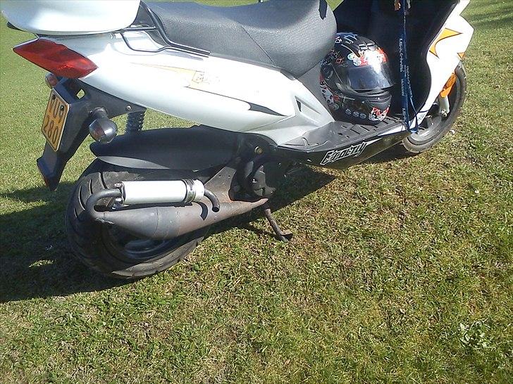 Exactly 50 solgt billede 13