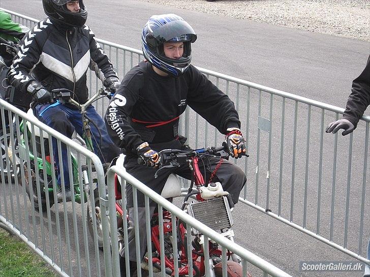 Yamaha Jog S6R - Mig der holder bagerst. og kim sau der holder foran. Til træf 7000 2011 billede 13