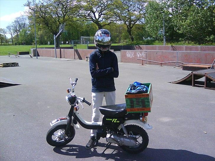 Suzuki Fz 50 *BYTTET* - En ven med min hjelm, og min dejlige fz´er :p billede 1