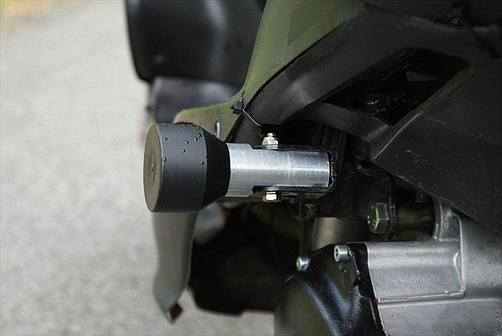 Yamaha Jog RR TC DD - Hjemmelavet sliders af alu og sort nylon.. billede 8